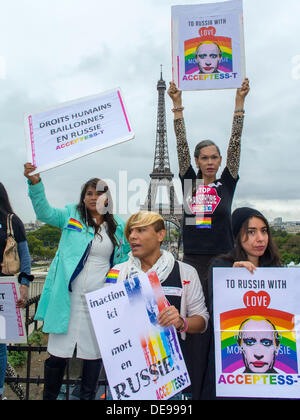 Parigi, Francia. Diversi gruppi di attivismo LGBTQ (Acceptess-t) hanno tenuto una legge anti-omofobia, in Russia, dimostrazione, a Rights of Man Plaza, gruppo Trans People, tenendo il manifesto di protesta attivista francese putin image, anti putin, manifestante in francia Foto Stock