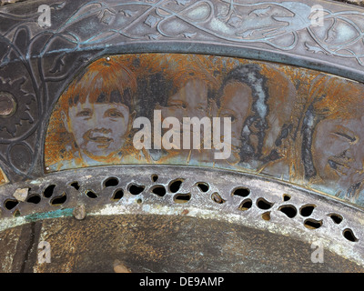 Ball,Parry Fontana, Bridge St, Warrington, Cheshire, Inghilterra, Regno Unito - dettaglio immagini di ragazzi uccisi dai bombardamenti di IRA 20/03/1993 Foto Stock