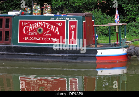 Bridgewater Canal Barge, Christena n. 1, in rosso e verde, a Grappenhall, Warrington, Cheshire, Inghilterra, REGNO UNITO, WA4 Foto Stock