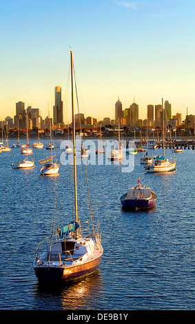 Skyline della città di Melbourne da St Kilda Pier Foto Stock