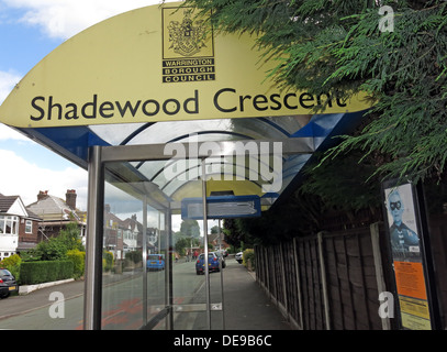 Shadewood Crescent Bus Shelter, non utilizzato dal 2013, per il servizio di autobus WBC 6, Grappenhall, Warrington, Cheshire, Inghilterra, REGNO UNITO, WA4 2SN Foto Stock