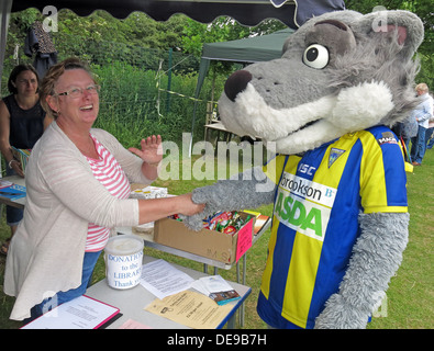 Warrington lupi mascotte Wolfie a Grappenhall camminare giorno, libreria comunitaria stallo, Warrington, Cheshire, Inghilterra, Regno Unito Foto Stock