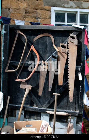 Visualizzazione dei vecchi strumenti al villaggio Warmington fete, Warwickshire, Regno Unito Foto Stock