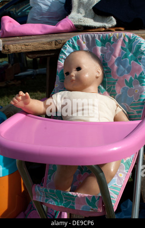 La bambola su un bric-a-brac stallo, Warmington village fete, Warwickshire, Regno Unito Foto Stock