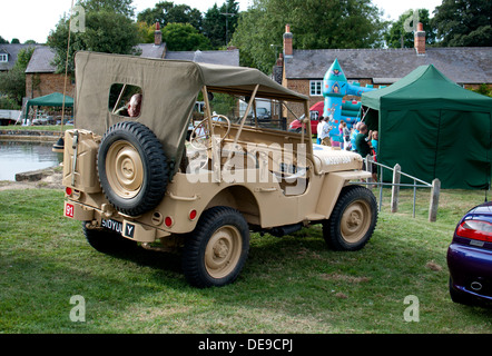 Auto jeep sul display al villaggio Warmington fete, Warwickshire, Regno Unito Foto Stock