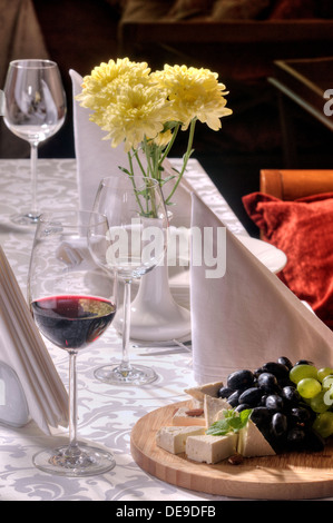 Vino e uva da vino e formaggio sulla tavola in un ristorante Foto Stock