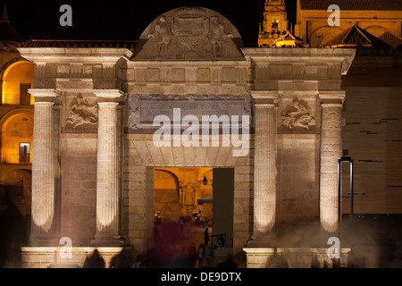 Gate Bridge (Spagnolo: Puerta del Puente) illuminata di notte a Cordoba, Andalusia, Spagna. Foto Stock