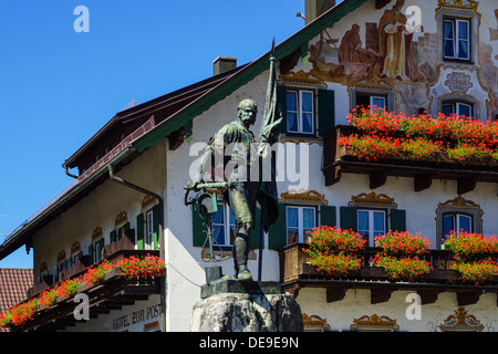 Smith di Kochel monumento davanti la locanda al post, Kochel am See, Alta Baviera, Baviera, Germania Foto Stock