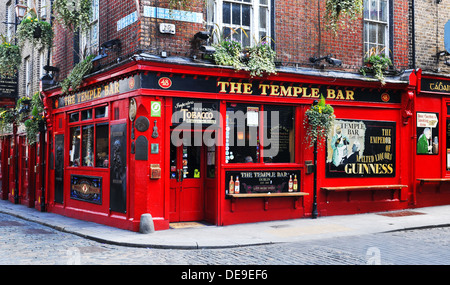 Dublino, Irlanda - 30 March, 2013: Temple Bar è un famoso punto di riferimento in il quartiere culturale di Dublino. Foto Stock