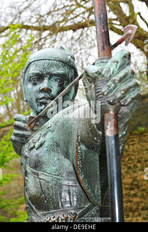 Robin Hood statua che si trova nella parte anteriore del Nottingham Castle (Regno Unito) Foto Stock