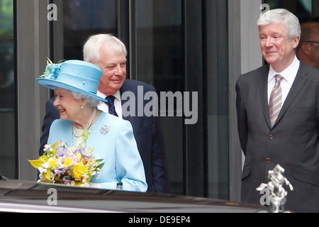 La Gran Bretagna è la Regina Elisabetta II accompagnare dal presidente della BBC Trust, Lord Patten (L) e BBC Direttore generale Tony Hall (R) Foto Stock