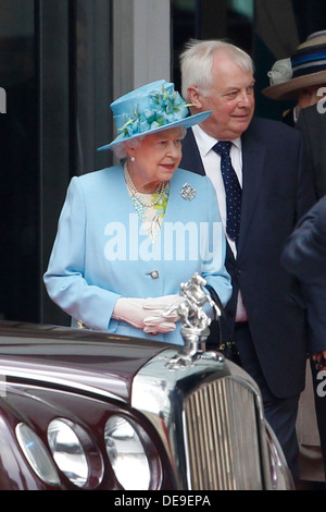 La Gran Bretagna è la Regina Elisabetta II accompagnare dal presidente della BBC Trust, Lord Patten (R) si diparte la nuova BBC Broadcasting House Foto Stock