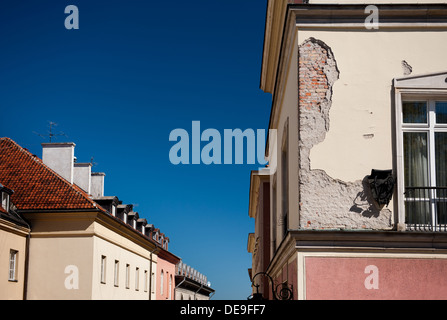 Parete fatiscente del vecchio edificio del centro di Varsavia Foto Stock