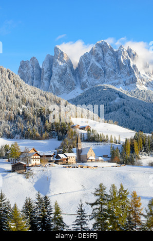 Santa Maddalena o Santa Maddalena con la sua caratteristica chiesa di fronte al Geisler Odle dolomiti, picchi di montagna in Italia Foto Stock