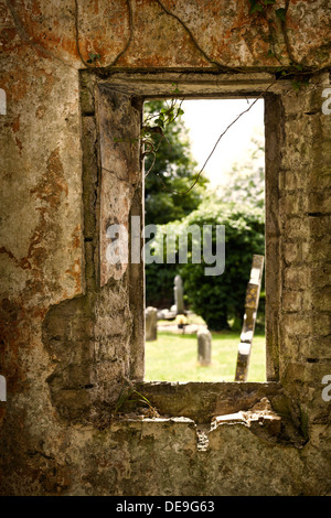 Cimitero visto attraverso la finestra delle rovine della chiesa a Lackagh più, Kildare, Irlanda Foto Stock