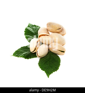 I pistacchi con foglie. Isolato su uno sfondo bianco. Foto Stock