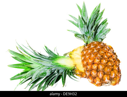 Ananas tagliato a metà su uno sfondo bianco isolato Foto Stock