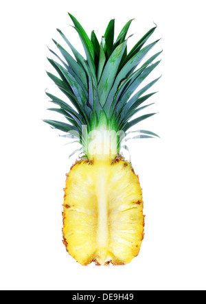 Ananas tagliato a metà su uno sfondo bianco isolato Foto Stock