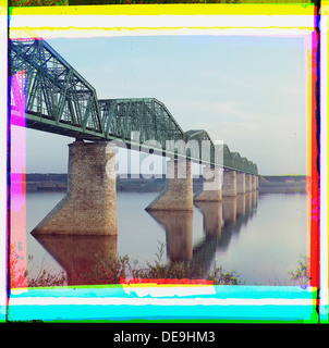 Questa immagine della Biblioteca del Congresso mostra un ponte di metallo su moli di pietra che attraversa il fiume Kama vicino a Perm negli Urali, illustrando l'infrastruttura della ferrovia Transiberiana. Foto Stock