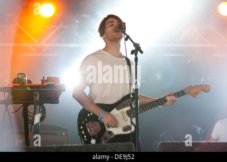 Gabriel Winterfield da Jagwar ma suona dal vivo al picnic elettrico 2013 Foto Stock