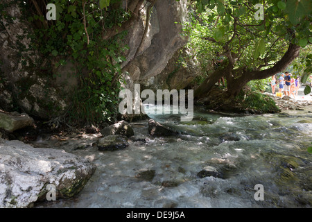 I turisti che visitano il fiume Acheronte in Grecia. Foto Stock