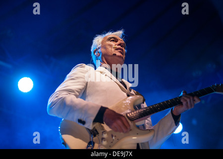 David Byrne da Talking Heads & St Vincent suonare dal vivo al picnic elettrico 2013 Foto Stock