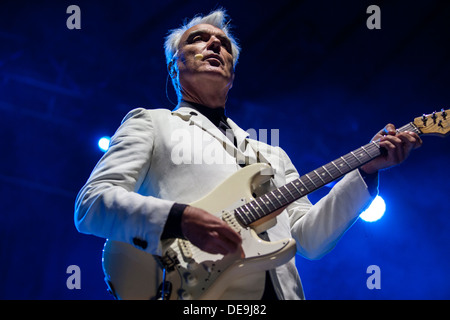 David Byrne da Talking Heads & St Vincent suonare dal vivo al picnic elettrico 2013 Foto Stock