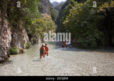 I turisti che visitano il fiume Acheronte in Grecia. Foto Stock