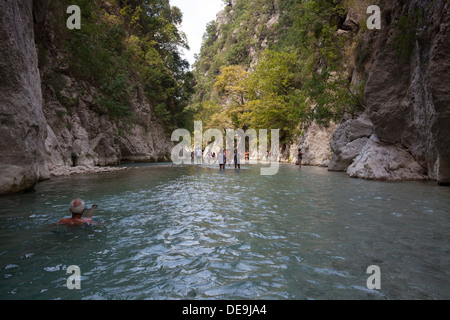 I turisti che visitano il fiume Acheronte in Grecia. Foto Stock