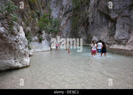 I turisti che visitano il fiume Acheronte in Grecia. Foto Stock