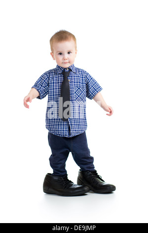 Kid boy cercando sul padre scarpe Foto Stock