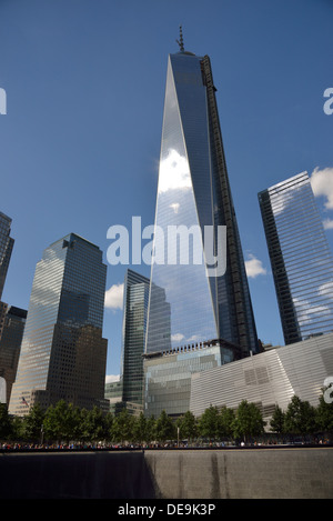 National September 11 Memorial con One World Trade Center, Manhattan, New York, New York, Stati Uniti d'America Foto Stock