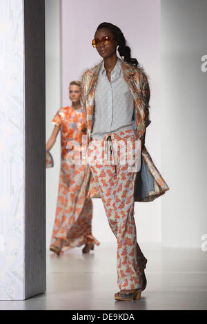 Londra, Regno Unito. 14 Settembre, 2013. . I modelli a piedi la pista al Holly Fulton fashion show durante la London Fashion Week at Somerset House. Foto: CatwalkFashion/Alamy Live News Foto Stock