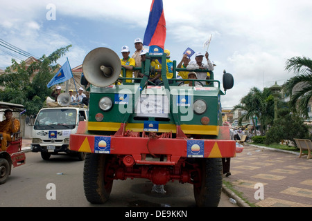 Gli uomini sono in sella a un carrello durante una campagna di rally per la contrapposta CNRP guidato da Sam Rainsy in Kampong Cham, Cambogia. Foto Stock