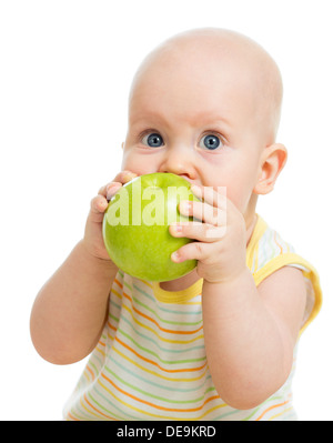 Baby boy mangiare mela verde, isolato su bianco Foto Stock