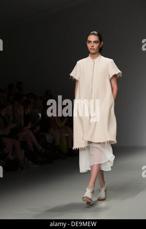 Londra, Regno Unito. Xiv sett, 2013.un modello passeggiate la pista al John Rocha fashion show durante la London Fashion Week at Somerset House. Foto: CatwalkFashion/Alamy Live News Foto Stock