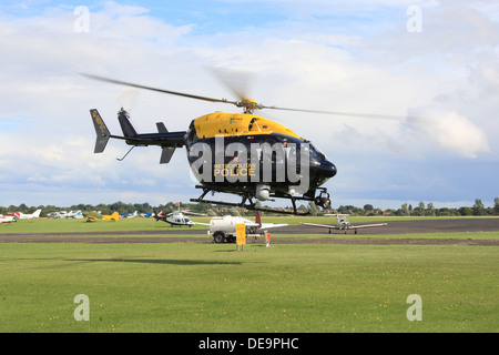 G-MPSC. Eurocopter EC145 | Metropolitan Police aria unità di supporto solleva dal North Weald Airfield in Essex Foto Stock