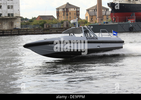 Damen Interceptor 1102 sviluppato per le forze di polizia, guardia costiera e la marina visualizza al DSEi 2013 nelle Docklands di Londra Foto Stock
