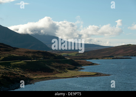 Foinaven (in cloud) su Kyle di Durness da Keoldale, vicino a Durness, Sutherland, Scotland, Regno Unito. Foto Stock