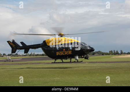 G-MPSC. Eurocopter EC145 | Metropolitan Police aria unità di supporto solleva dal North Weald Airfield in Essex Foto Stock