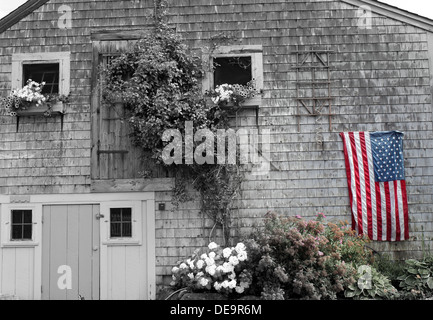 Bellissima parete del cottage con la bandiera americana focale in bianco e nero Foto Stock