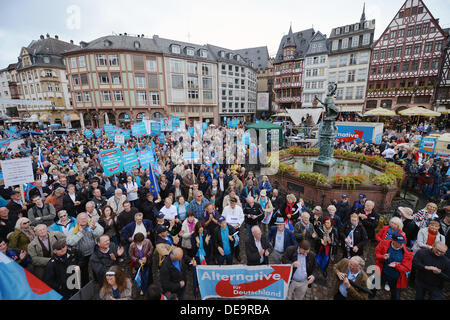 Francoforte sul Meno, Germania. Xiv Sep, 2013. I sostenitori dell'UE alternativa di importanza critica per la Germania (AFD) partito protesta a Francoforte sul Meno, Germania, 14 settembre 2013. Il tedesco elezioni federali si svolgerà il 22 settembre. Foto: ANDREAS ARNOLD/dpa/Alamy Live News Foto Stock