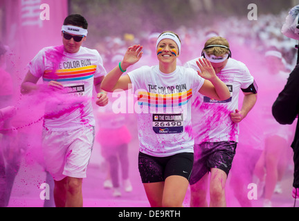 Dulux Colour Run avviene in Brighton, Sussex, Regno Unito. Noto come il più felice 5k sul pianeta. Foto Stock