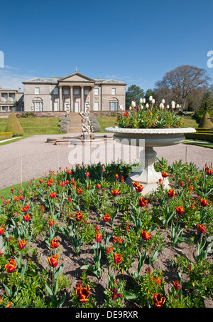 Primavera nel giardino all'italiana, Tatton Hall, vicino a Knutsford, Cheshire, Inghilterra, Regno Unito Foto Stock