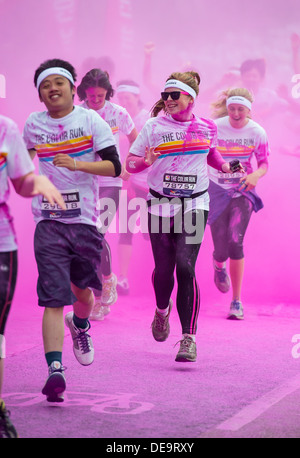 Dulux Colour Run avviene in Brighton, Sussex, Regno Unito. Noto come il più felice 5k sul pianeta. Foto Stock