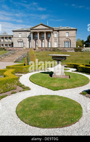 Primavera nel giardino all'italiana, Tatton Hall, vicino a Knutsford, Cheshire, Inghilterra, Regno Unito Foto Stock