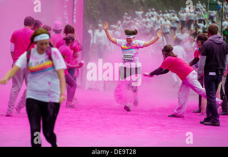 Dulux Colour Run avviene in Brighton, Sussex, Regno Unito. Noto come il più felice 5k sul pianeta. Foto Stock