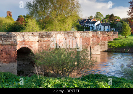 Farndon Bridge e il fiume Dee cercando di fronte a Holt, Farndon, Cheshire, Inghilterra, Regno Unito Foto Stock