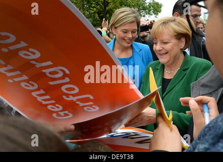 Mainz, Germania. Xiv Sep, 2013. Il cancelliere tedesco Angela Merkel (L) onde in una campagna elettorale evento per il 2013 tedesco elezioni federali in Mainz, Germania, 14 settembre 2013. Il tedesco elezioni federali avrà luogo il 22 settembre 2013. Foto: Roland Holschneider/dpa/Alamy Live News Foto Stock