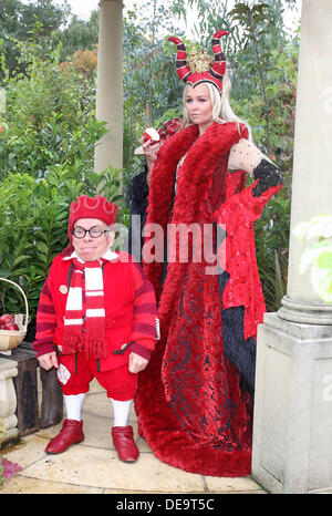 Milton Keynes, Regno Unito. Xiii Sep, 2013. Milton Keynes Theatre Pantomime Photocall a gelate Centro giardino, Woburn Sands, Milton Keynes con membri del cast Warwick Davis, Jennifer Ellison, Kate Stewart e Shaun Dalton. Questo anno di Panto apre venerdì 6 dicembre e termina domenica 12 gennaio 2014. © KEITH MAYHEW/Alamy Live News Foto Stock